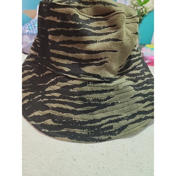 wild fable Accessories - Wild Fable Bucket Hat Green‎ & Black Tiger Stripe Design NWT (186)
